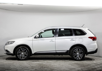 Подержанный автомобиль Mitsubishi Outlander 2015 года (8 фото)