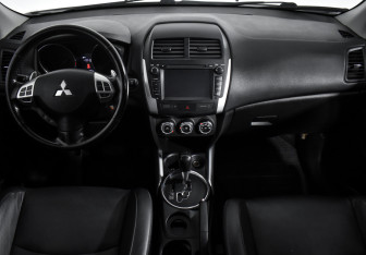 Подержанный автомобиль Mitsubishi ASX 2011 года (15 фото)