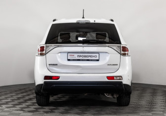 Подержанный автомобиль Mitsubishi Outlander 2012 года (6 фото)