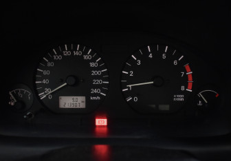 Подержанный автомобиль Mitsubishi Carisma Sedan 1998 года (18 фото)