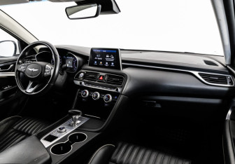 Подержанный автомобиль Genesis G70 2019 года (11 фото)