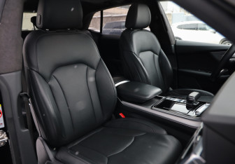 Подержанный автомобиль Audi Q8 2019 года (31 фото)