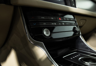 Подержанный автомобиль Jaguar XF Sedan 2016 года (18 фото)