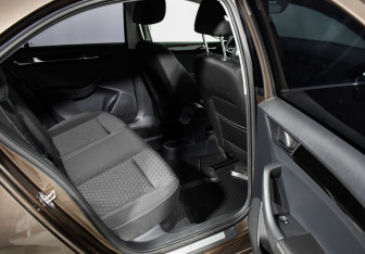 Подержанный автомобиль Skoda Rapid Liftback 2018 года (12 фото)