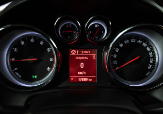 Подержанный автомобиль Opel Astra Hatchback 2013 года (12 фото)