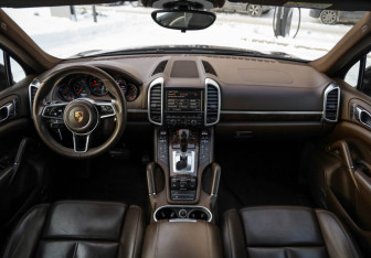 Подержанный автомобиль Porsche Cayenne 2015 года (12 фото)