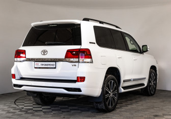 Подержанный автомобиль Toyota Land Cruiser Suv 2016 года (5 фото)
