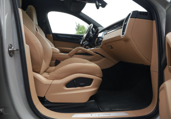 Подержанный автомобиль Porsche Cayenne 2021 года (30 фото)