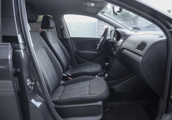 Подержанный автомобиль Volkswagen Polo Sedan 2016 года (18 фото)