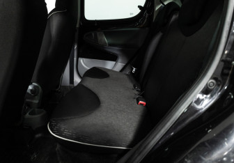 Подержанный автомобиль Peugeot 107 2009 года (10 фото)