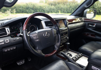 Подержанный автомобиль Lexus LX 2014 года (25 фото)