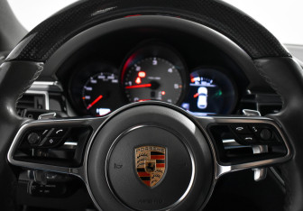 Подержанный автомобиль Porsche Macan 2017 года (19 фото)