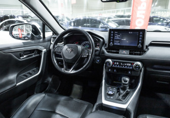 Подержанный автомобиль Toyota RAV4 2022 года (15 фото)