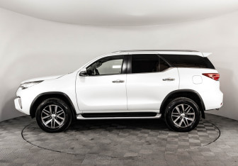 Подержанный автомобиль Toyota Fortuner 2018 года (10 фото)