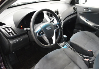 Подержанный автомобиль Hyundai Solaris Hatchback 2011 года (10 фото)