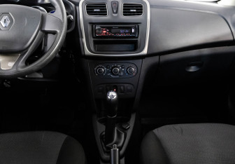 Подержанный автомобиль Renault Logan Sedan 2016 года (12 фото)