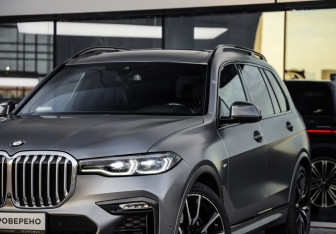 Подержанный автомобиль BMW X7 2021 года (2 фото)