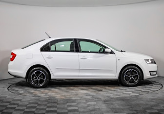Подержанный автомобиль Skoda Rapid Liftback 2015 года (5 фото)