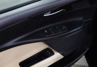Подержанный автомобиль Jaguar XE 2016 года (18 фото)