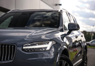 Подержанный автомобиль Volvo XC90 2021 года (2 фото)