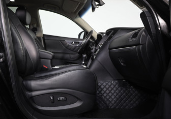 Подержанный автомобиль Infiniti FX 2008 года (25 фото)
