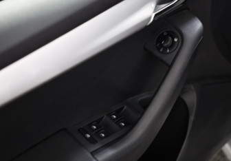 Подержанный автомобиль Skoda Octavia Liftback 2013 года (18 фото)