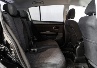 Подержанный автомобиль Nissan Tiida Hatchback 2010 года (15 фото)