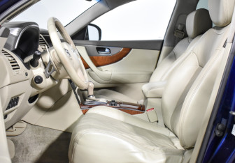 Подержанный автомобиль Infiniti QX70 2014 года (12 фото)