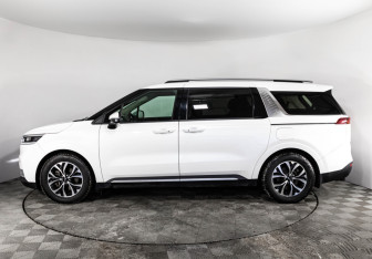 Подержанный автомобиль Kia Carnival 2021 года (8 фото)