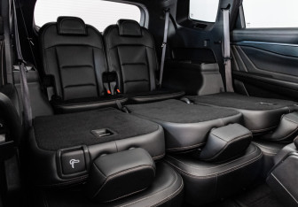 Подержанный автомобиль Geely Okavango 2023 года (28 фото)
