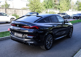 Подержанный автомобиль BMW X6 2021 года (4 фото)