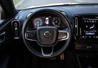 Подержанный автомобиль Volvo XC40 2021 года (9 фото)