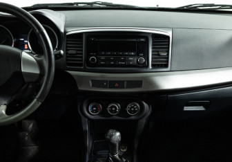 Подержанный автомобиль Mitsubishi Lancer Sedan 2012 года (14 фото)