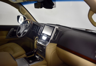 Подержанный автомобиль Toyota Land Cruiser Suv 2015 года (18 фото)
