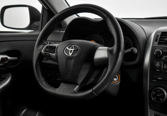 Подержанный автомобиль Toyota Corolla Sedan 2012 года (16 фото)