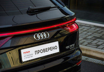 Подержанный автомобиль Audi Q8 2018 года (9 фото)