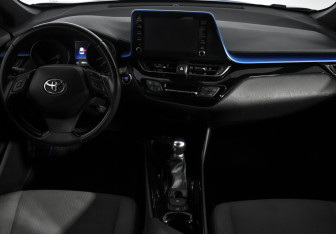 Подержанный автомобиль Toyota C-HR 2018 года (15 фото)