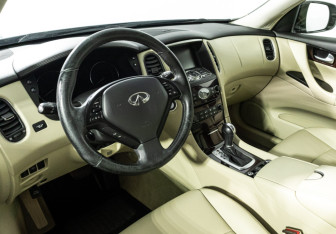 Подержанный автомобиль Infiniti QX50 2016 года (11 фото)