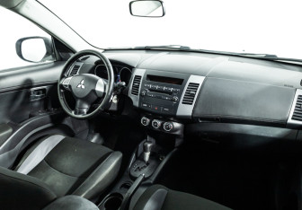 Подержанный автомобиль Mitsubishi Outlander 2010 года (9 фото)