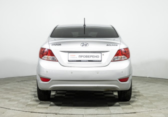 Подержанный автомобиль Hyundai Solaris Sedan 2011 года (6 фото)