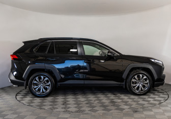 Подержанный автомобиль Toyota RAV4 2024 года (4 фото)