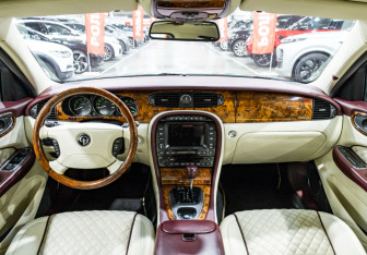 Подержанный автомобиль Jaguar XJ 2008 года (27 фото)