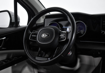 Подержанный автомобиль Kia Carnival 2021 года (15 фото)