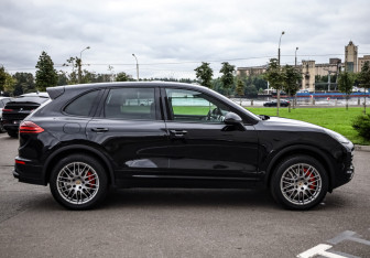 Подержанный автомобиль Porsche Cayenne 2014 года (6 фото)