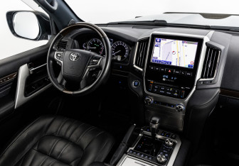 Подержанный автомобиль Toyota Land Cruiser Suv 2020 года (16 фото)