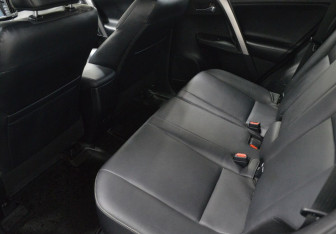 Подержанный автомобиль Toyota RAV4 2017 года (11 фото)