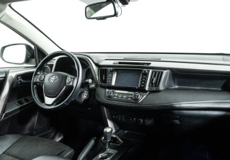 Подержанный автомобиль Toyota RAV4 2017 года (9 фото)