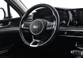 Подержанный автомобиль Kia K5 2020 года (15 фото)