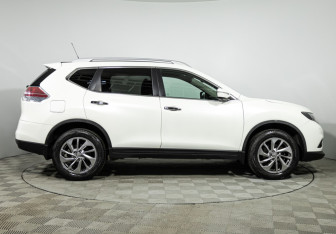 Подержанный автомобиль Nissan X-Trail 2016 года (4 фото)