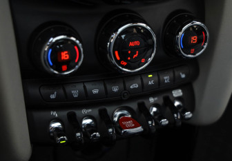 Подержанный автомобиль MINI Hatch 2020 года (19 фото)